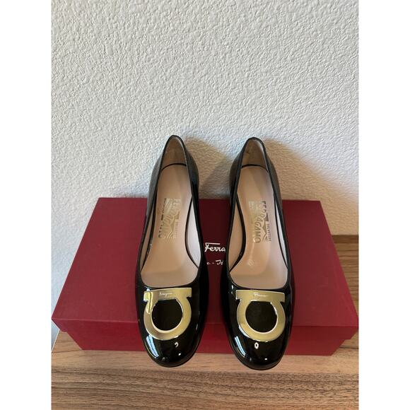 Ferragamo Distinta Black Patent Calf Pumps Gancini Logo Heels Size 6.5B w/ Box - Picture 2 of 3